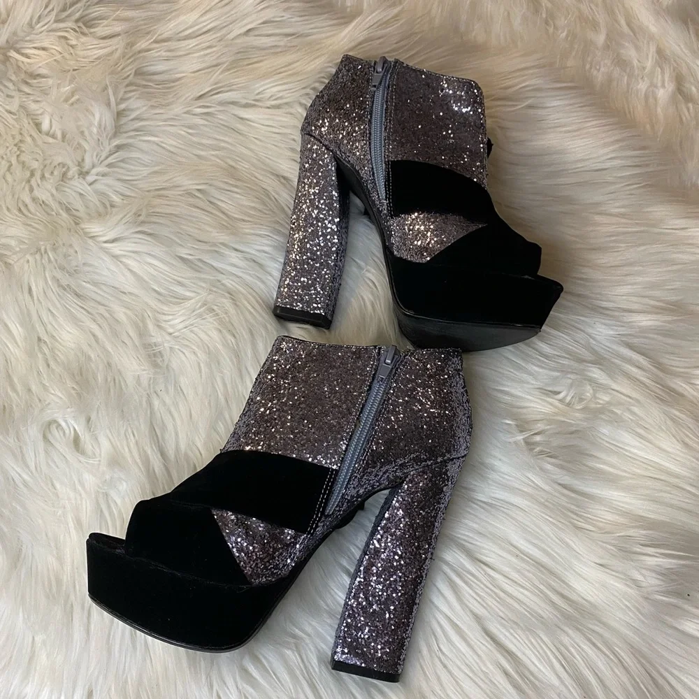 Charlotte Russe size 6 black & silver new year’s heels